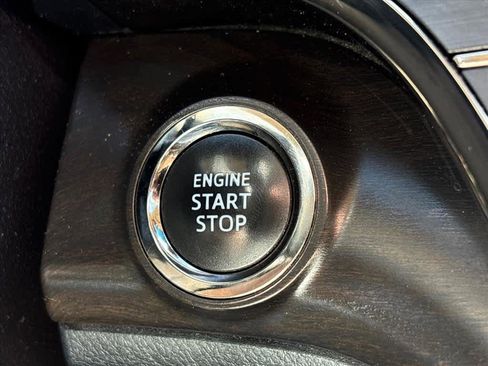 Used 2017 Toyota Avalon Limited image 19