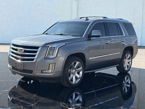 Used 2020 Cadillac Escalade Premium Luxury AWD/4WD image 8