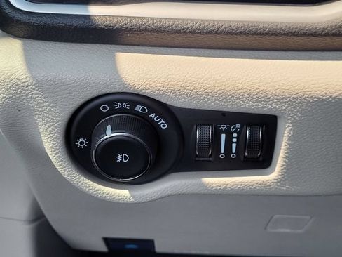 Used 2023 Chrysler Pacifica Touring-L FWD image 13