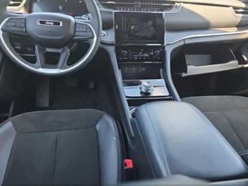 Used 2023 Jeep Grand Cherokee Altitude AWD/4WD image 6