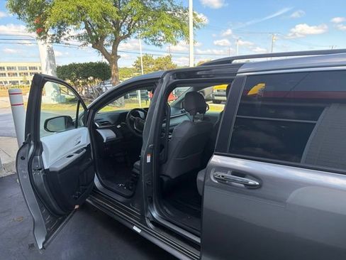 Used 2026 Toyota Sienna XLE FWD image 4
