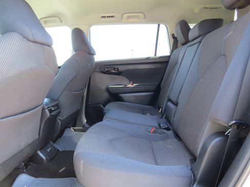Used 2023 Toyota Highlander LE image 15