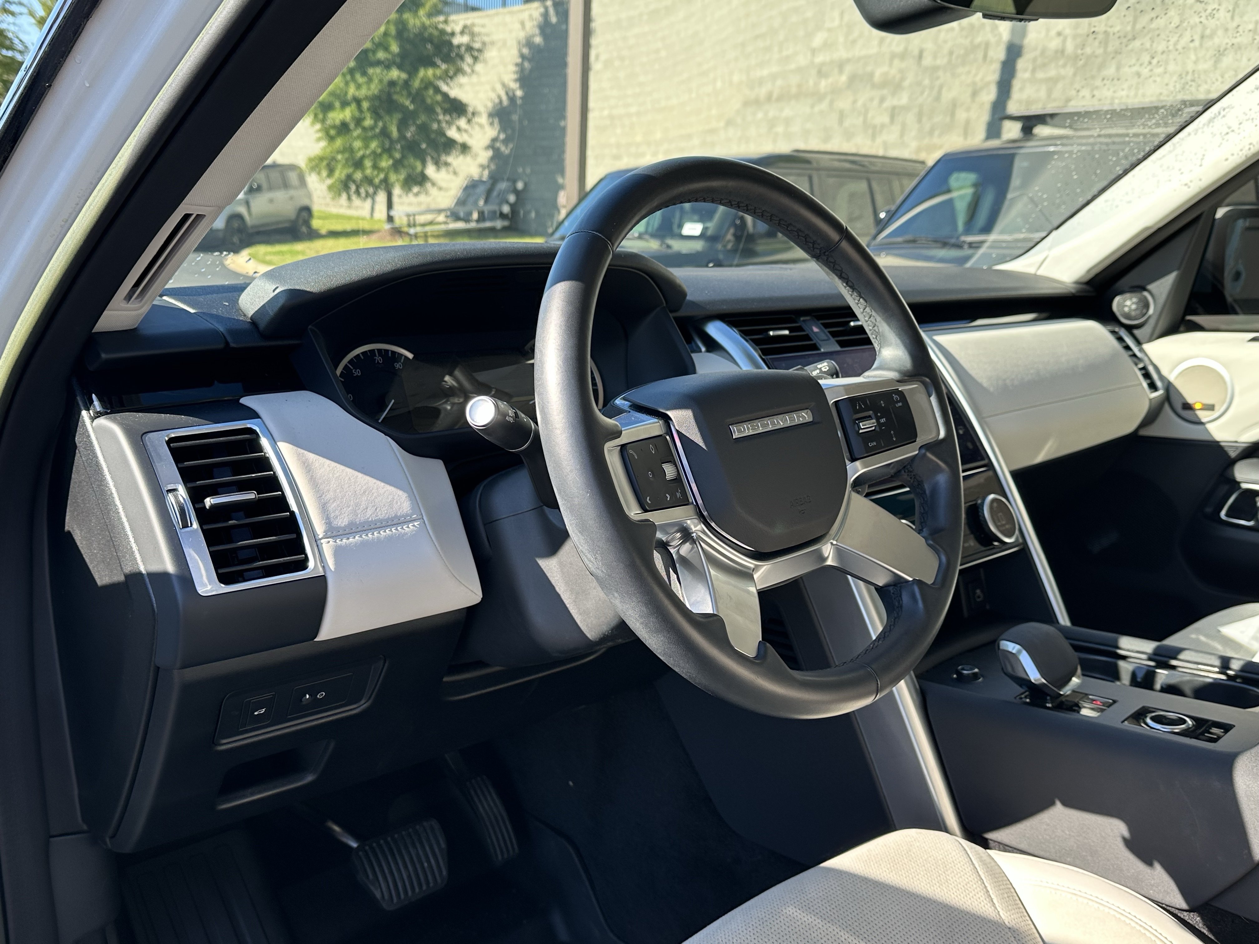 Certified 2023 Land Rover Discovery S AWD/4WD image 18