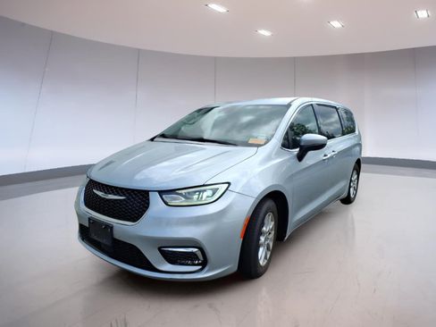 Used 2023 Chrysler Pacifica Touring-L FWD image 2