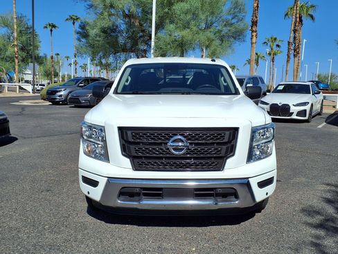 Used 2021 Nissan Titan SV w/ SV Convenience Package RWD image 2