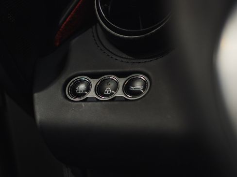Used 2024 McLaren 750S Spider RWD image 27