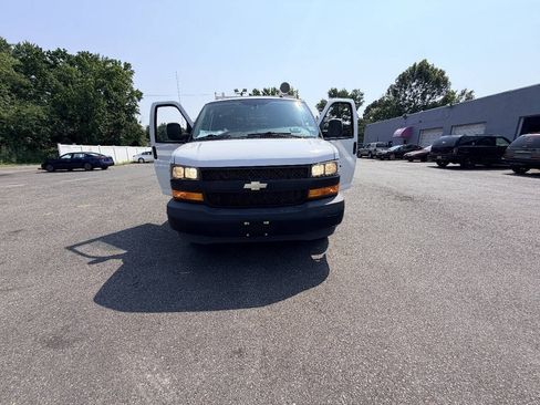 Used 2019 Chevrolet Express 3500 w/ Driver Convenience Package RWD image 33