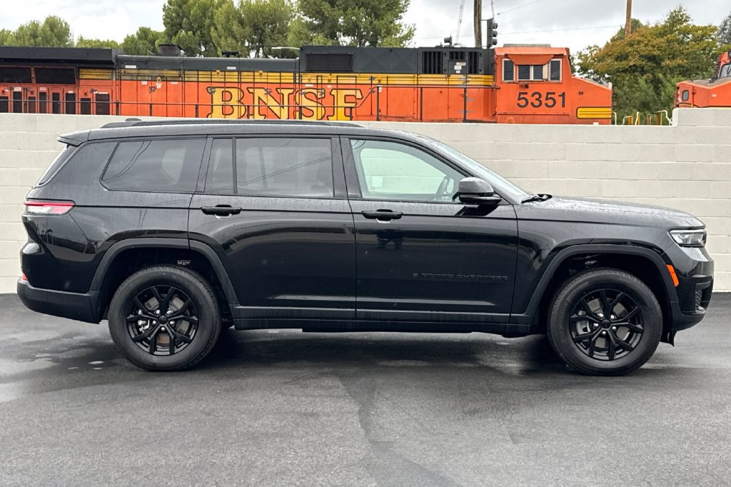 Used 2024 Jeep Grand Cherokee L Altitude RWD image 7
