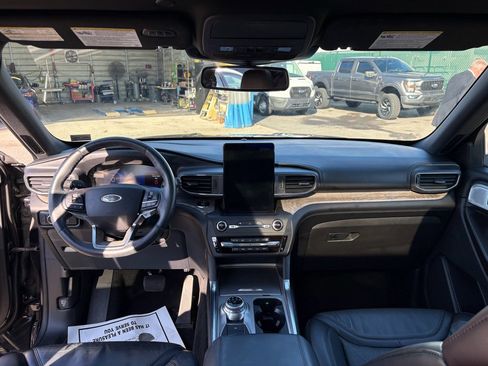Used 2020 Ford Explorer Platinum w/ Premium Technology Package image 13