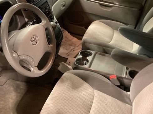 Used 2010 Toyota Sienna LE image 13