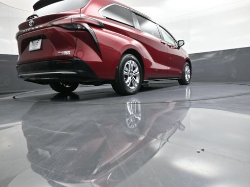 Used 2021 Toyota Sienna Platinum AWD/4WD image 31