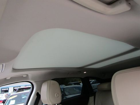 Used 2017 Jaguar F-PACE Prestige image 12