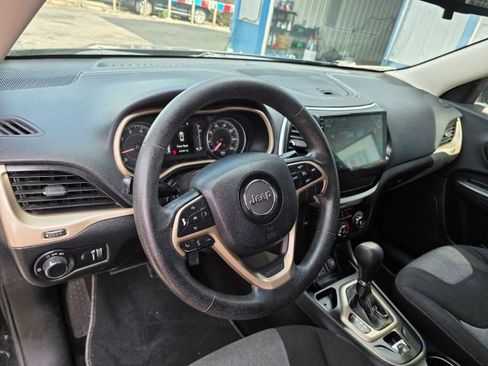 Used 2014 Jeep Cherokee Sport image 13