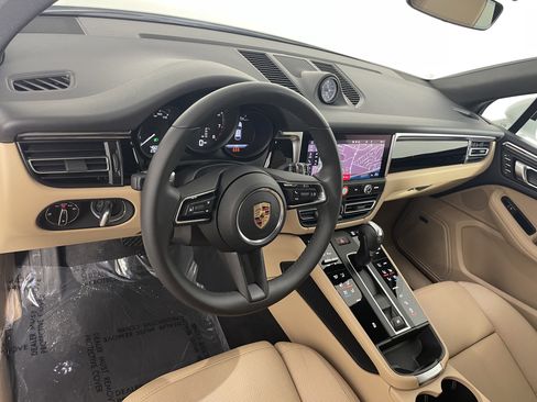Used 2025 Porsche Macan image 4