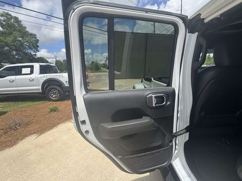 Used 2024 Jeep Wrangler Unlimited Sahara w/ Technology Group AWD/4WD image 29