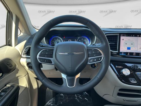 Used 2023 Chrysler Pacifica Touring-L FWD image 14