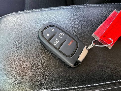 Used 2020 Jeep Cherokee Latitude FWD image 34