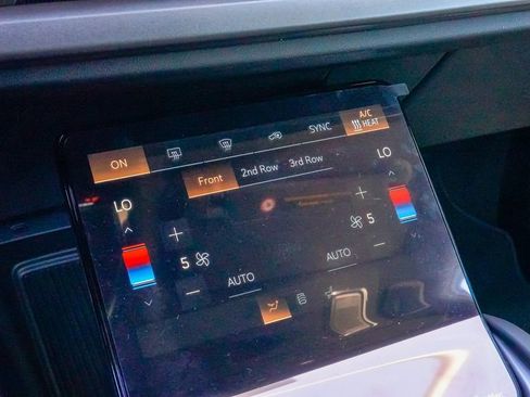 Used 2026 Cadillac Vistiq Luxury image 32