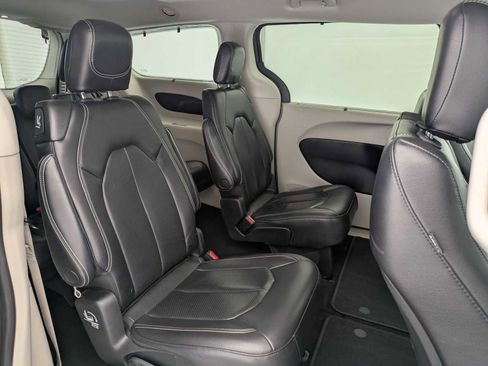Used 2022 Chrysler Pacifica Touring-L FWD image 20