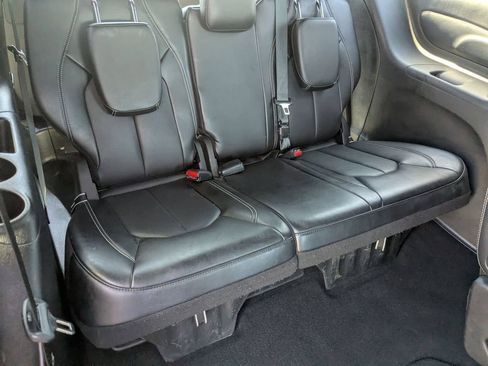 Used 2025 Chrysler Pacifica Select FWD image 19