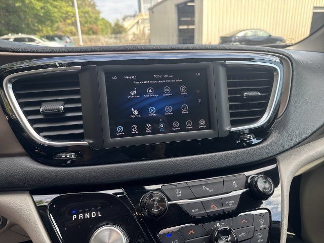 Used 2018 Chrysler Pacifica Touring-L FWD image 23