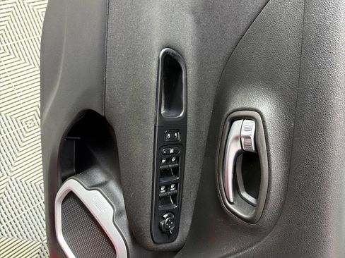 Used 2018 Jeep Renegade Latitude image 10