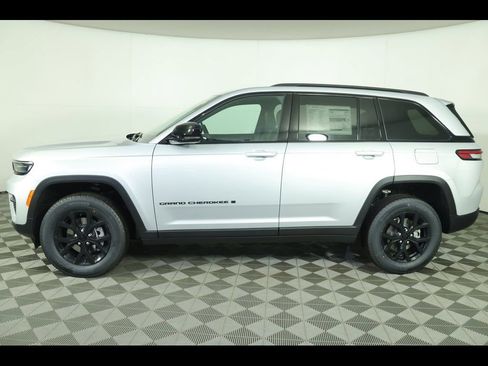 New 2025 Jeep Grand Cherokee Altitude image 2