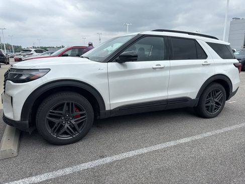 Used 2025 Ford Explorer ST-Line w/ ST-Line Street Pack AWD/4WD image 3