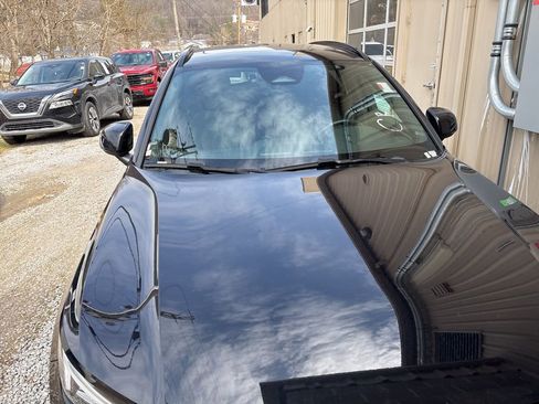 Used 2024 Volvo XC40 B5 Core image 2