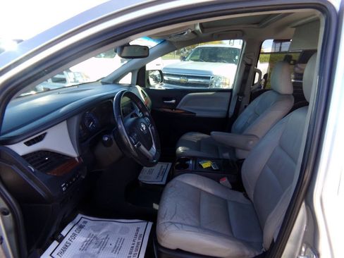 Used 2015 Toyota Sienna Limited Premium image 15