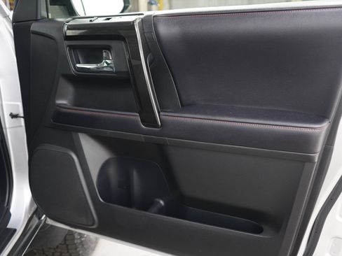 Used 2018 Toyota 4Runner TRD Off-Road Premium AWD/4WD image 9