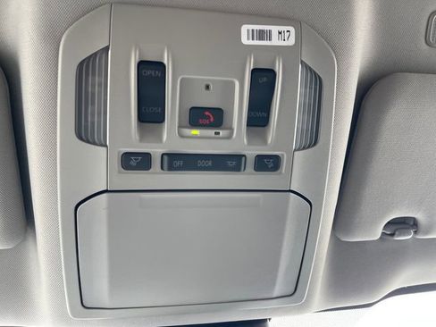 Used 2024 Toyota Highlander XLE image 12