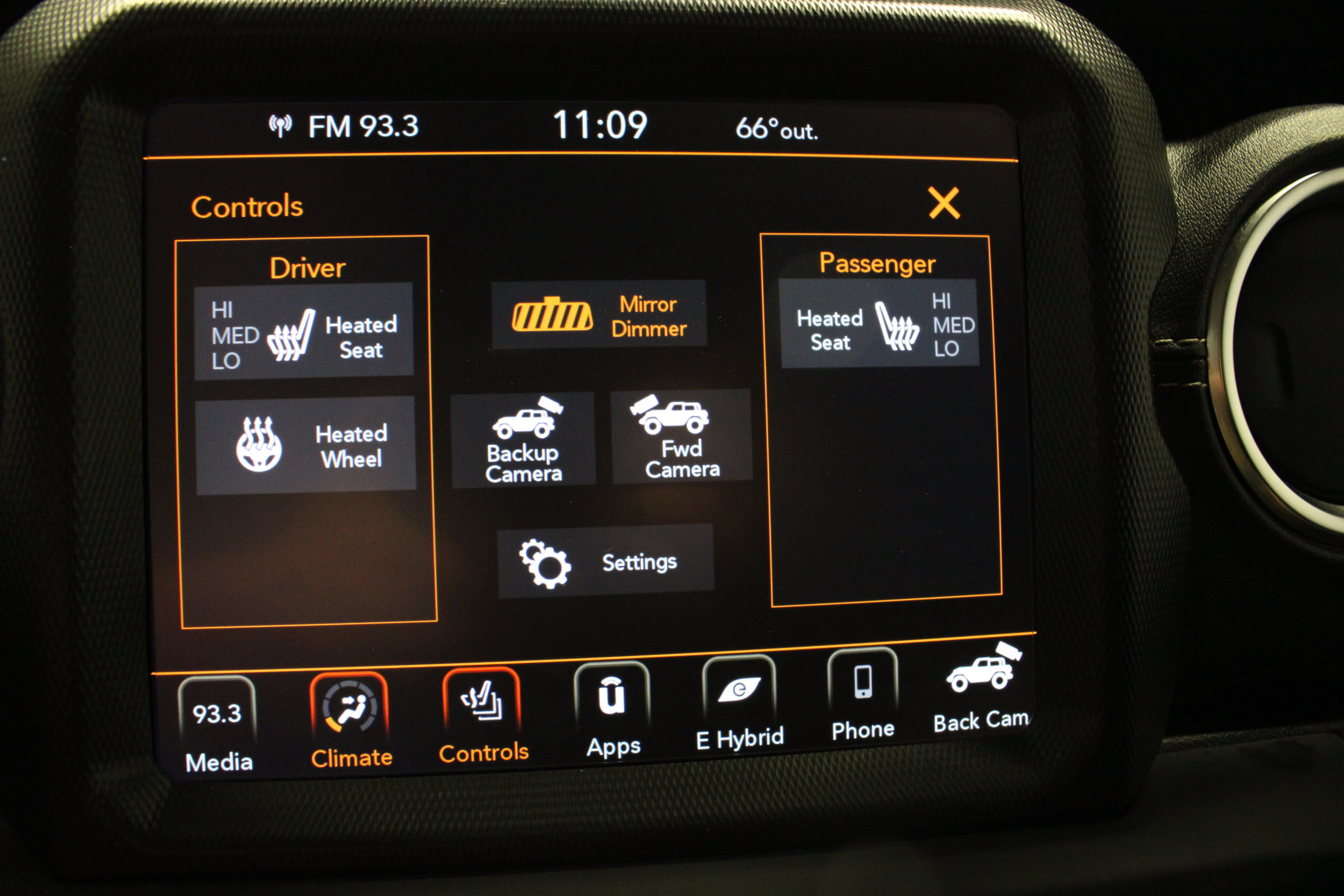 Used 2022 Jeep Wrangler Unlimited Sahara w/ Cold Weather Group AWD/4WD image 23