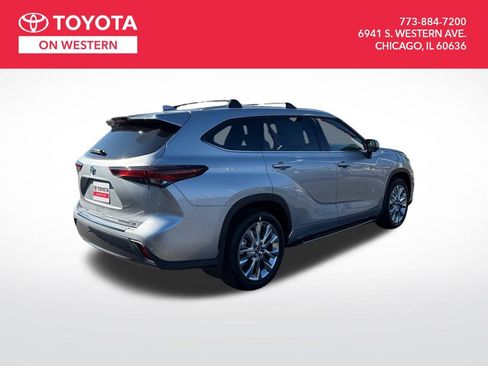 New 2025 Toyota Highlander Limited image 5