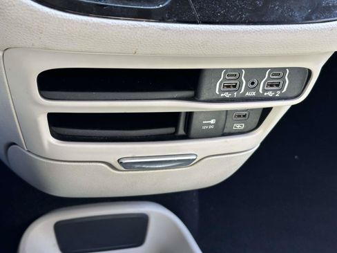 Used 2022 Chrysler Pacifica Touring-L AWD/4WD image 25