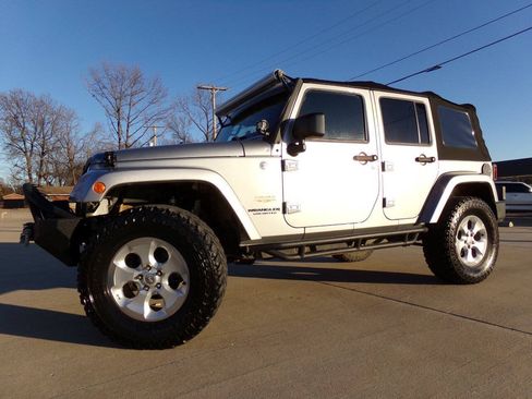 Used 2015 Jeep Wrangler Unlimited Sahara w/ Connectivity Group AWD/4WD image 4