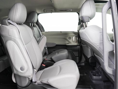 Used 2022 Toyota Sienna XLE AWD/4WD image 12