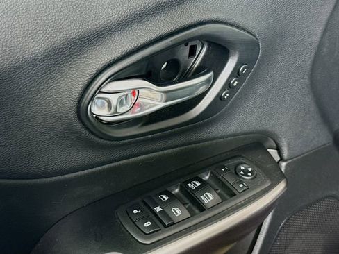 Used 2019 Jeep Cherokee Limited AWD/4WD image 19