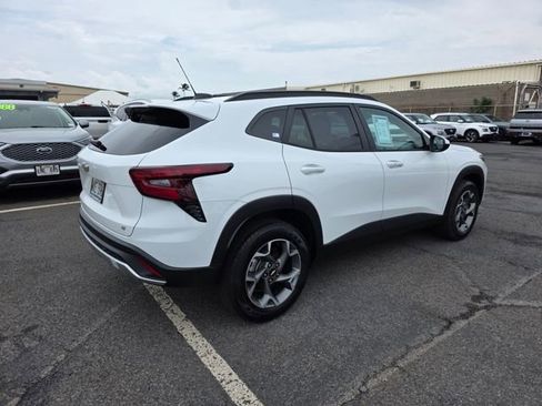 Used 2024 Chevrolet Trax LT w/ LT Convenience Package image 7