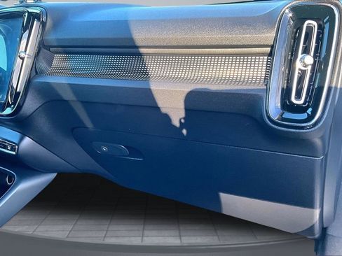 Used 2019 Volvo XC40 T5 R-Design image 17