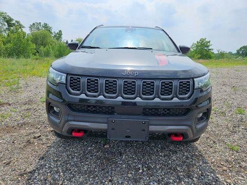 Used 2025 Jeep Compass Trailhawk AWD/4WD image 2