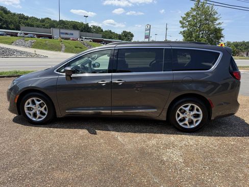 Used 2017 Chrysler Pacifica Touring-L w/ Tire & Wheel Group FWD image 6
