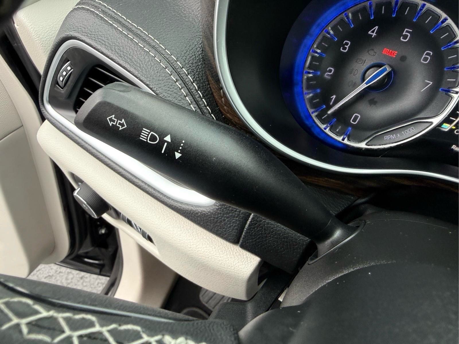 Used 2024 Chrysler Pacifica Limited FWD image 27