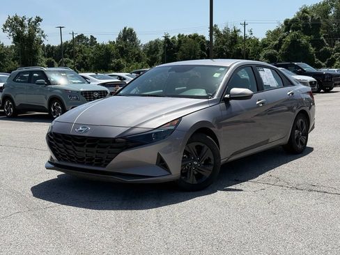 Used 2023 Hyundai Elantra Blue FWD image 3