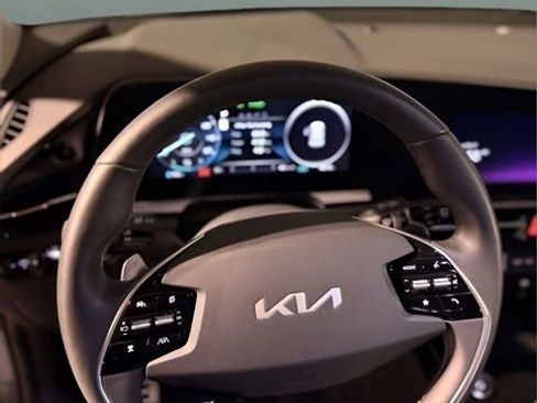 Used 2025 Kia Niro Wave image 10
