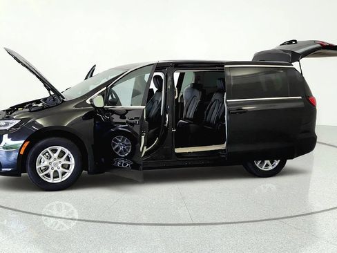Used 2023 Chrysler Pacifica Touring-L FWD image 9