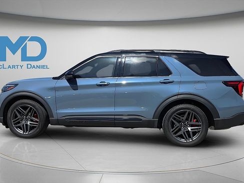 Used 2025 Ford Explorer ST image 3