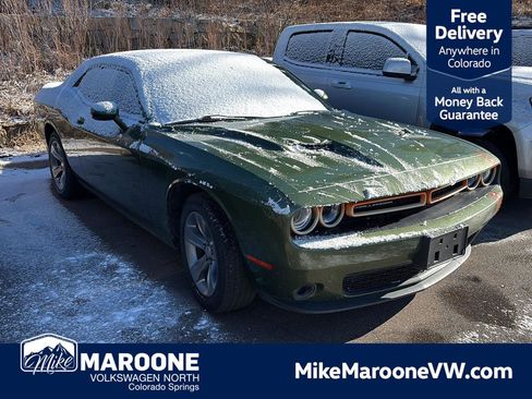 Used 2019 Dodge Challenger SXT image 1