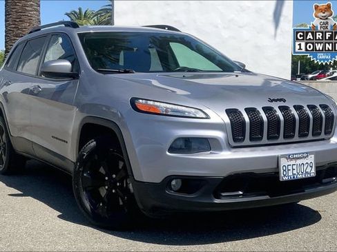 Used 2018 Jeep Cherokee Latitude w/ Altitude Package FWD image 2