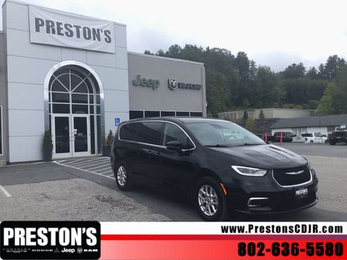 Used 2024 Chrysler Pacifica Touring-L FWD image 8